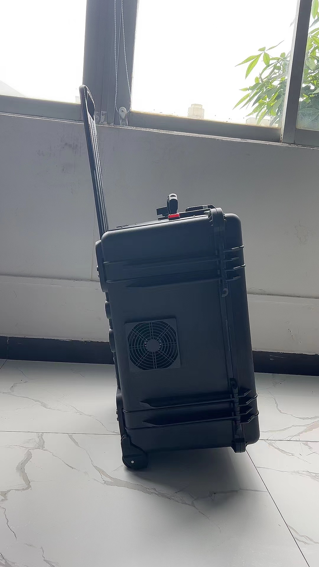 名山手拉箱型移动通信干扰器